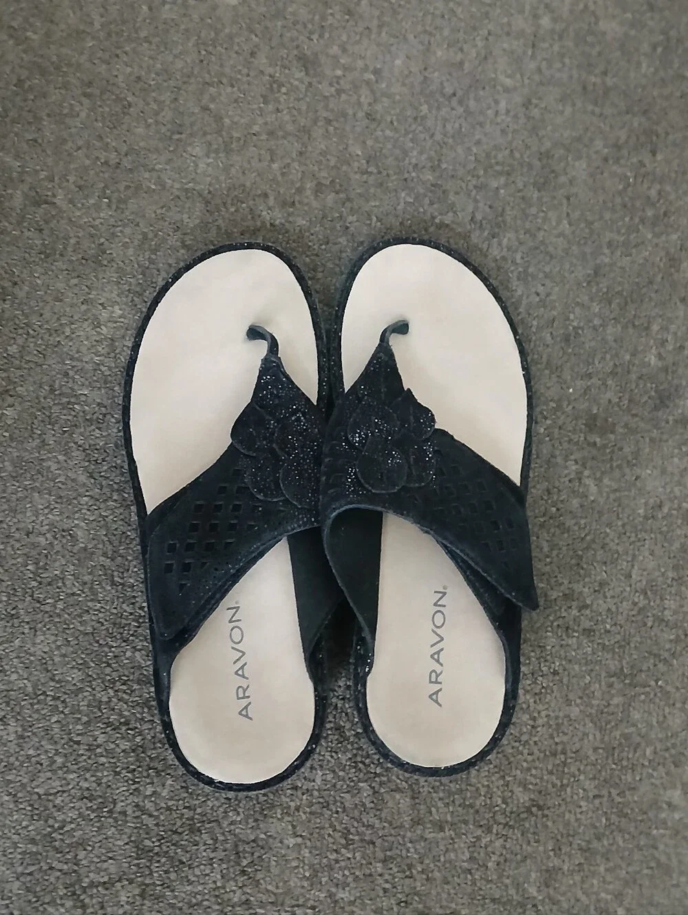 Aravon Women’s Black Leather Floral Toe-Post Sandals Size 7B.